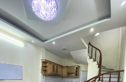 Cho thuê nhà nguyên căn ngõ 69 Bùi Huy Bích ngay Quận ủy Hoàng Mai, 33m ×5 Tầng 3N to .1N nhỏ.4wc